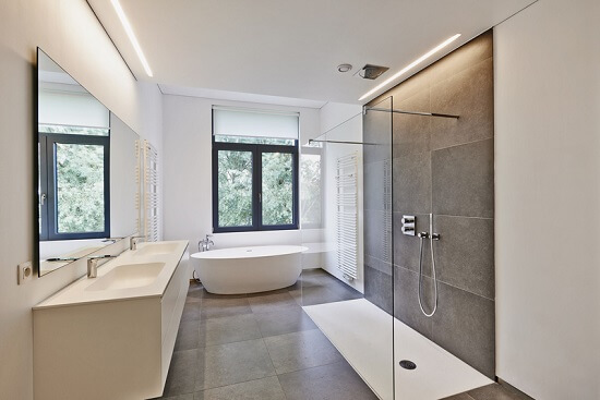 Rideau, paroi, pare douche ou porte? Comment protéger sa salle de bains des éclaboussures?